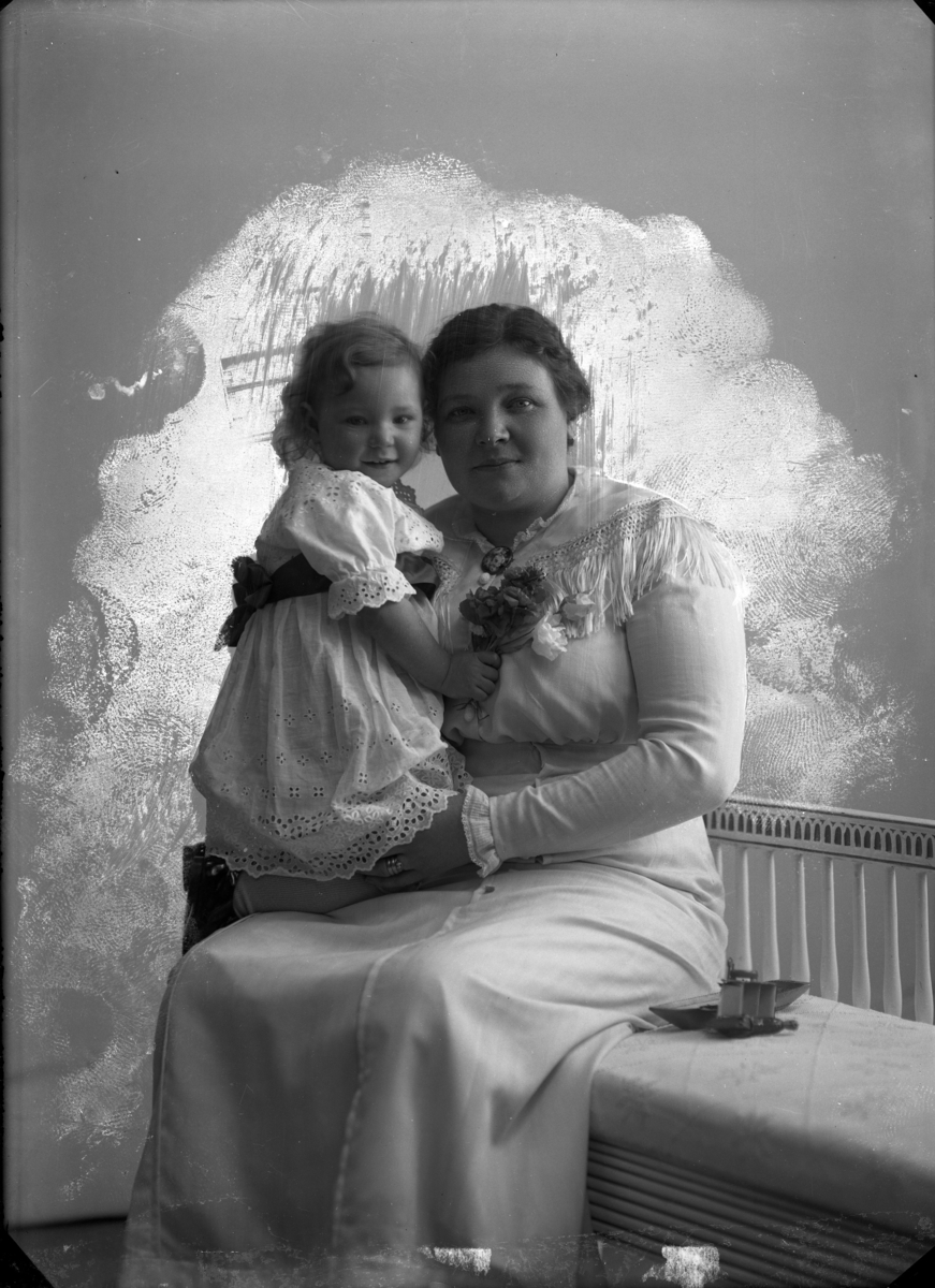 Calla Helena Sundbeck, Mrs Lindahl from Vireda with a little girl - daughter?