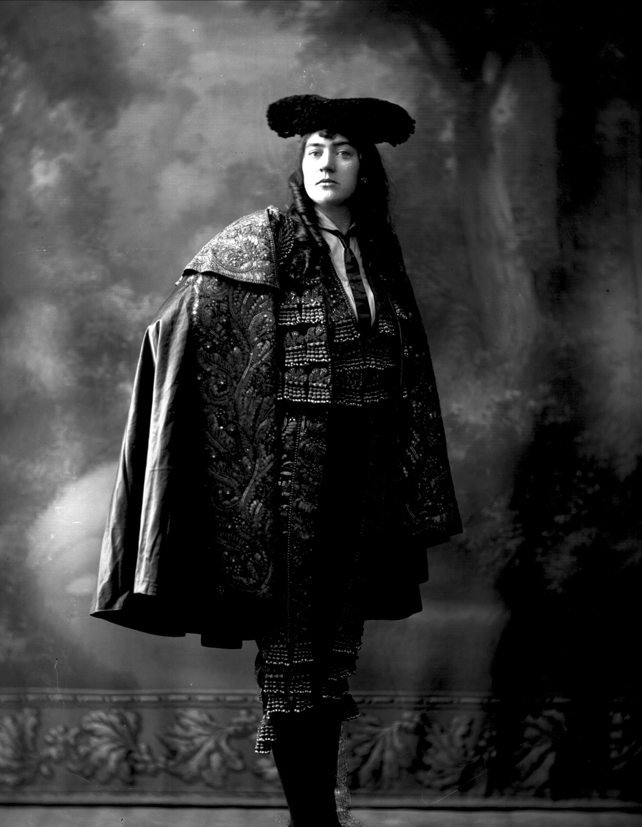 Gustav Borgen, Portrett, utkledd kvinne, matador?. Eli Nergaard.