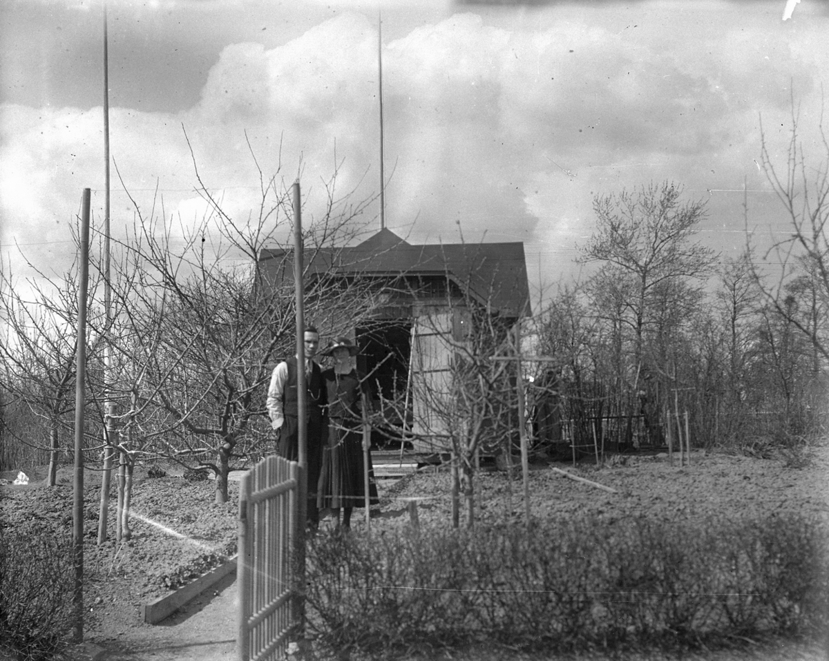 Anna Wilhelmina Hedström, Örebro kolonien. Stuga, ett par framför stugan. Karl Hedström.