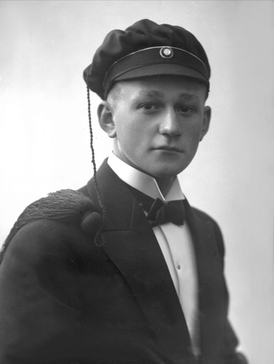 Gustav Borgen, Portrett, mann med studentlue. Arnfinn Haave.