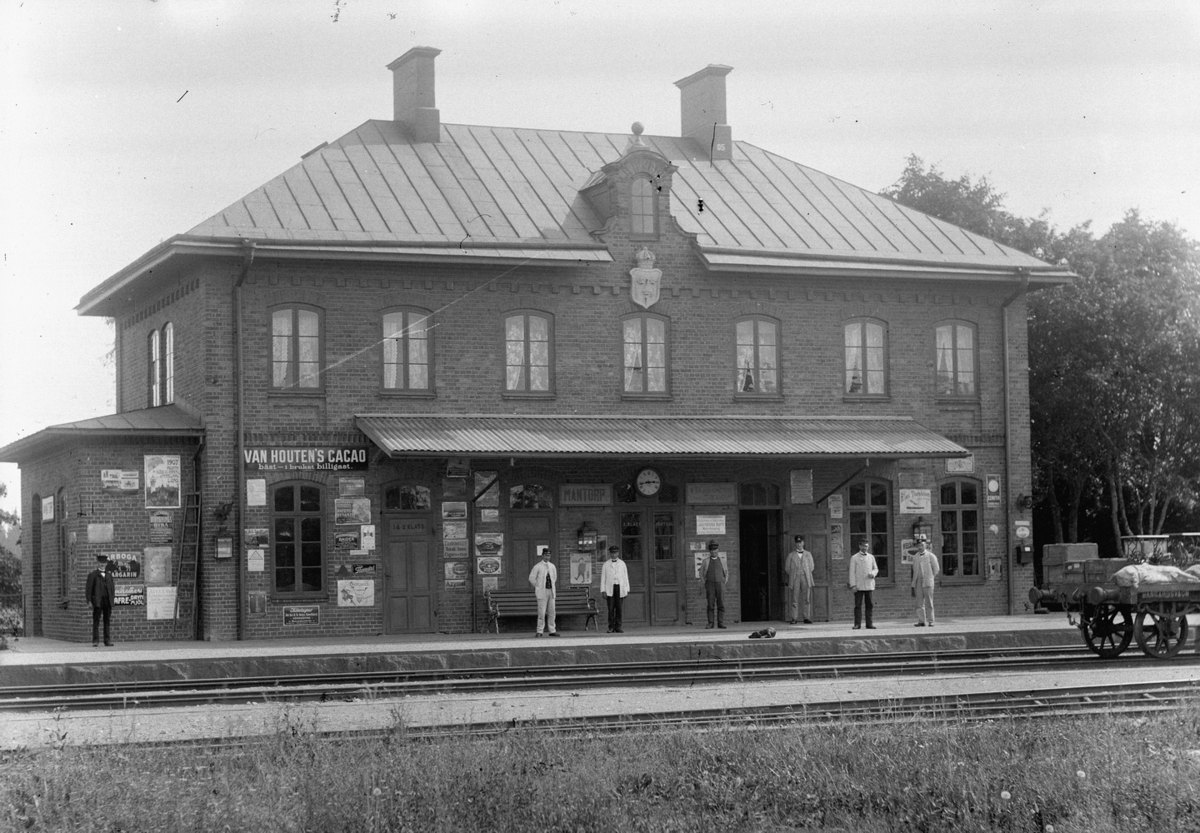 Gustaf Ferdinand Hallberg, Mantorps järnvägsstation.