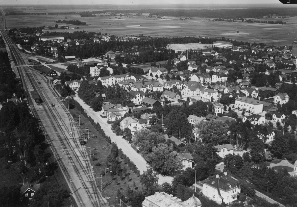 Aero Matriel AB, Flygfoto över Kumla. Kumla varmbadhus är med på bild. I maj 1923 påbörjades bygget, klart 1924. Fotot är troligen från mitten eller slutet av 1920-talet (1924-1930).