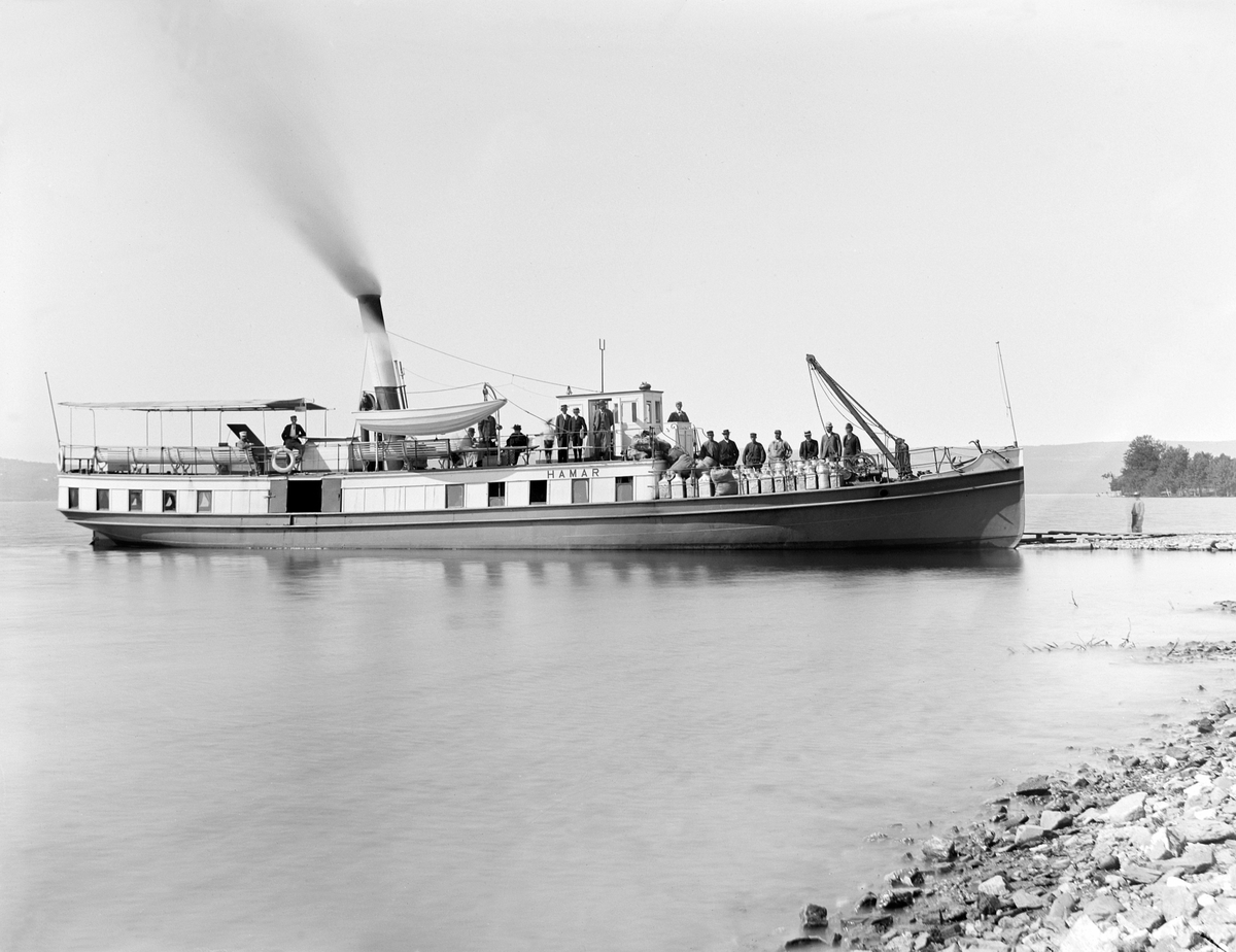 Martin Finborud, MJØSBÅT, D/S HAMAR LIGGER VED NES BRYGGE i Ringsaker, MJØLKEKJELER, FOLK OMBORD, MELKESPANN. Passasjer og varetransport, Mjøsa.