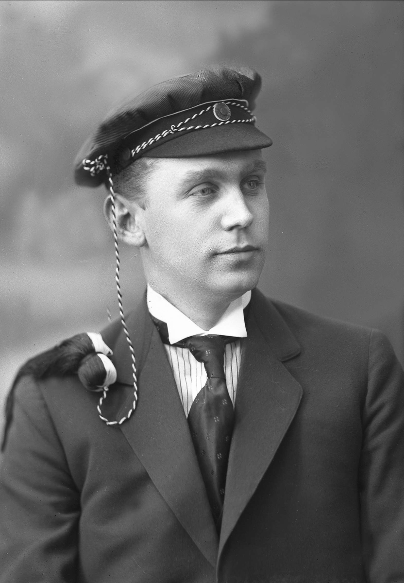 Gustav Borgen, Portrett, Abraham Hillestad med studentlue.