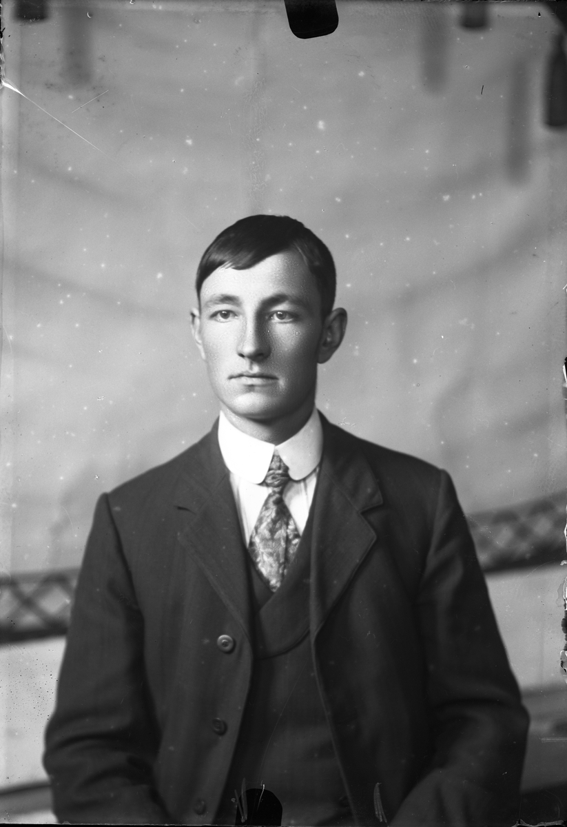 Oscar Holte, Portrett av mann