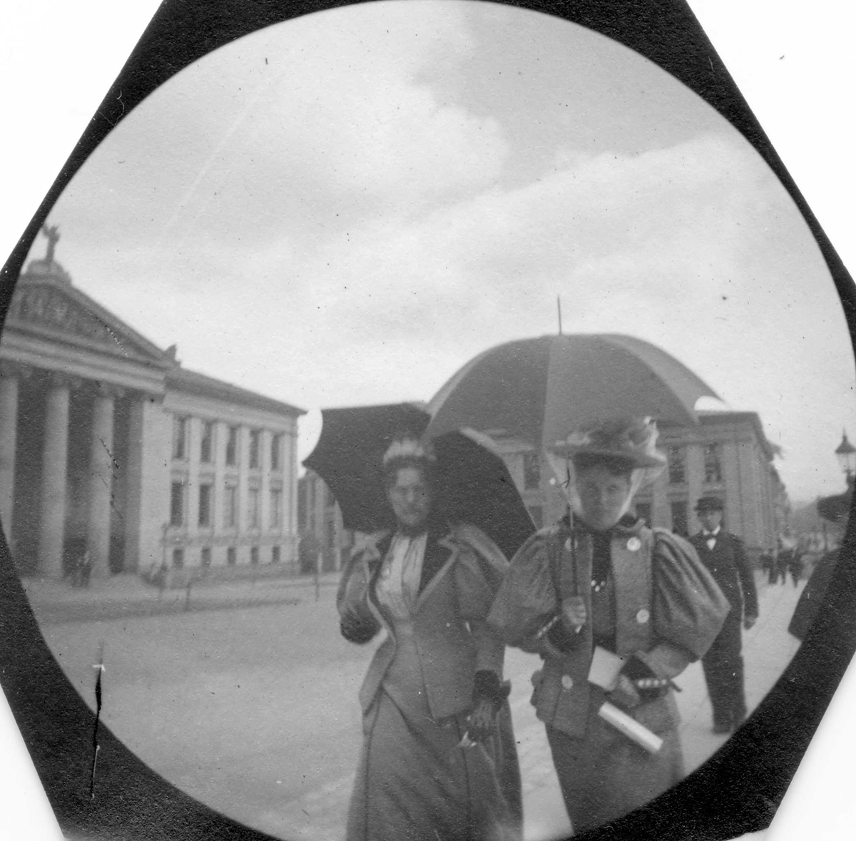 Fredrik Carl Mülertz Størmer, Mennesker spaserer i på Karl Johans gate, Oslo, med Universitetet i bakgrunnen. Fra venstre frk. Agnete Faye Hansen, frk. Solem og frk. Tveter (?).