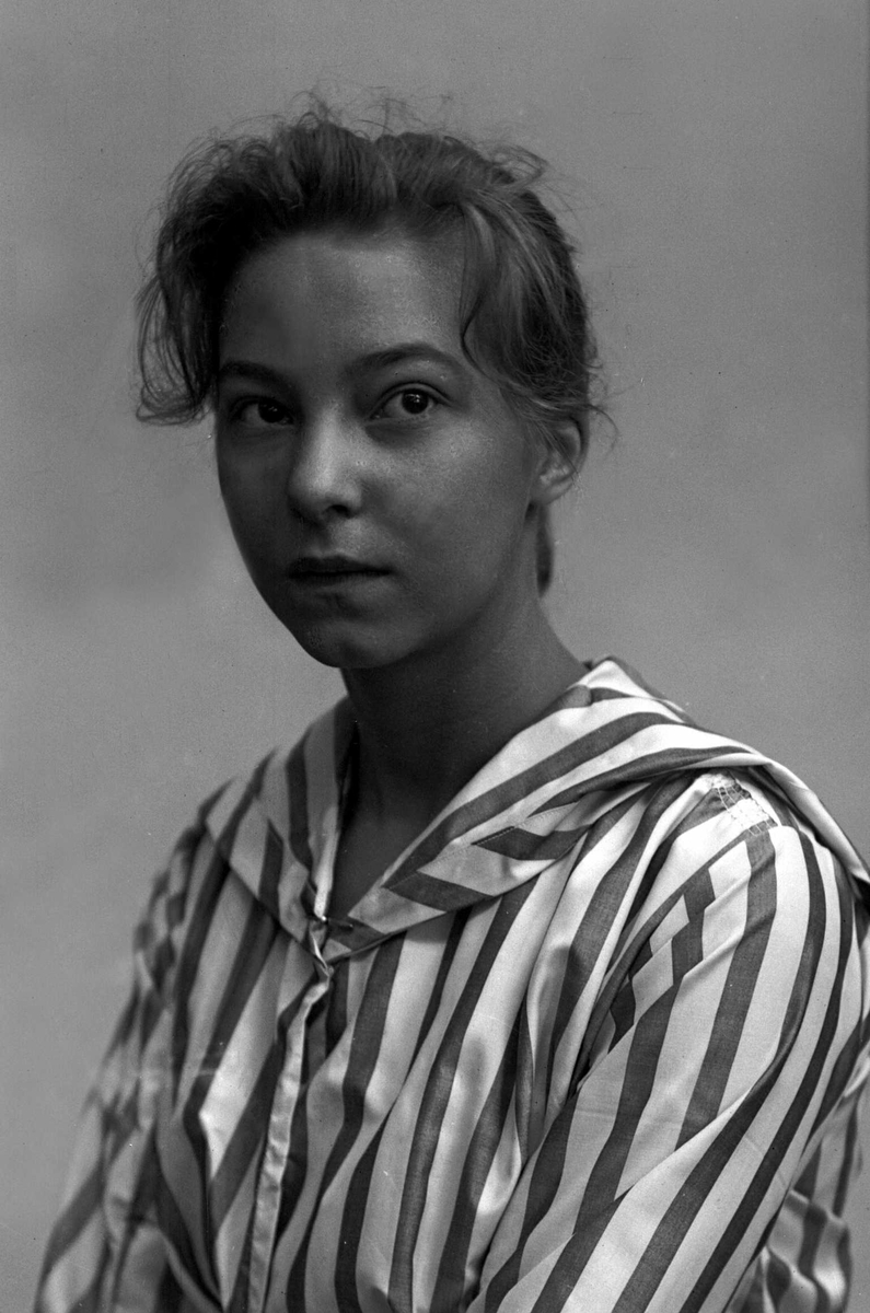 Gustav Borgen, Portrett, kvinne i stripete drakt.