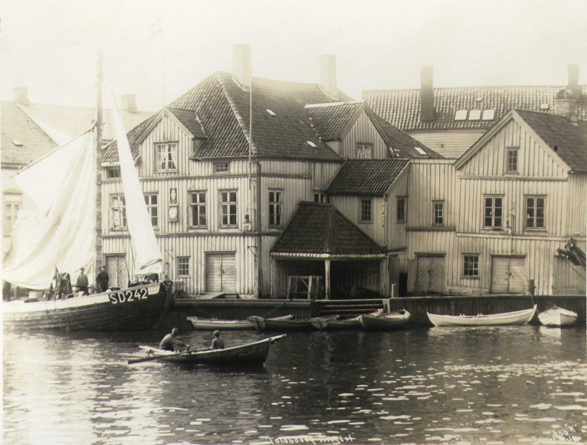 Anders Beer Wilse, Tollboden, Arendal, Aust-Agder, 1912. Pollen i forgrunnen.