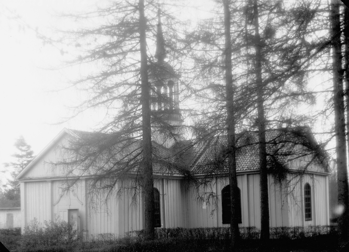 Gustaf Ferdinand Hallberg, Bo kyrka, exteriör.