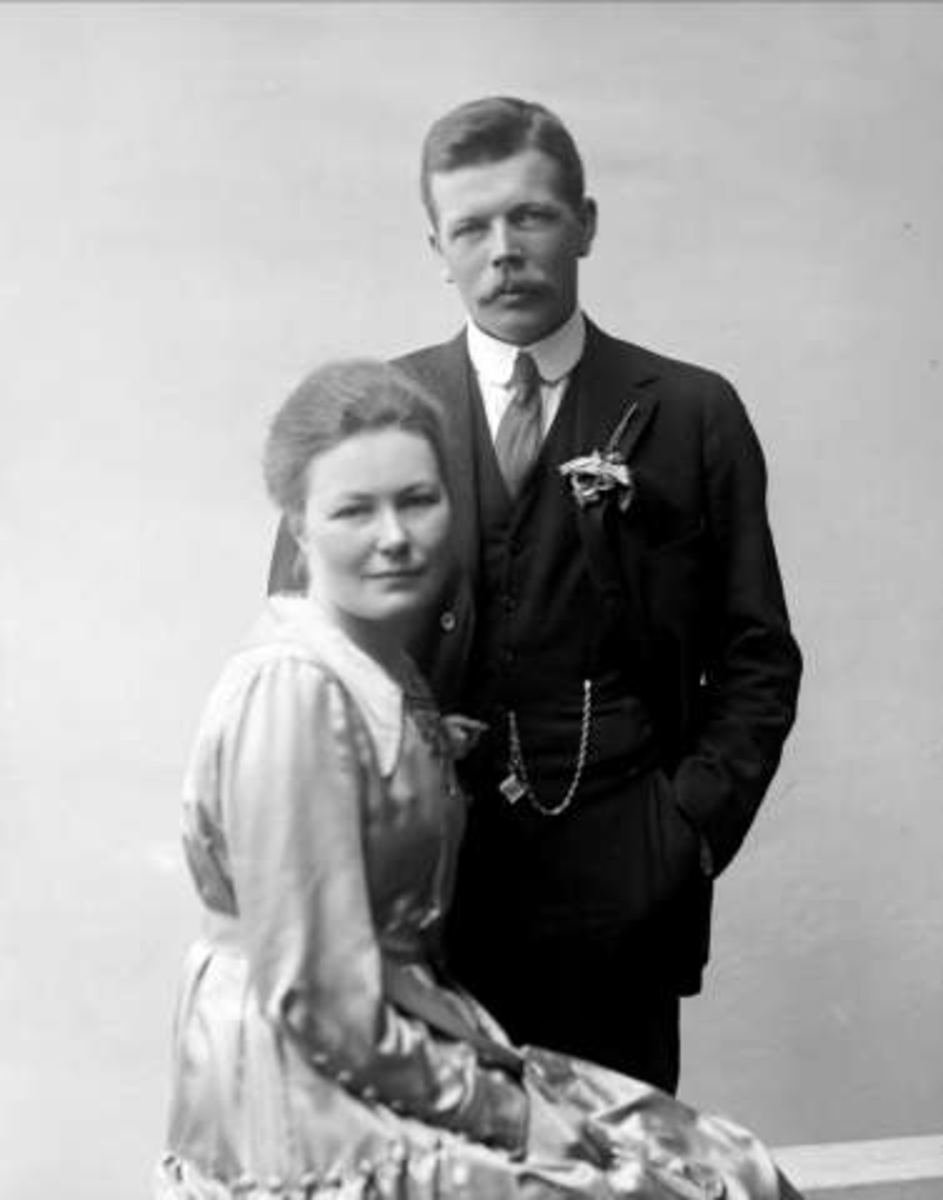 Gustav Borgen, Gruppeportrett, ektepar. John Falk-Pedersen med hustru.