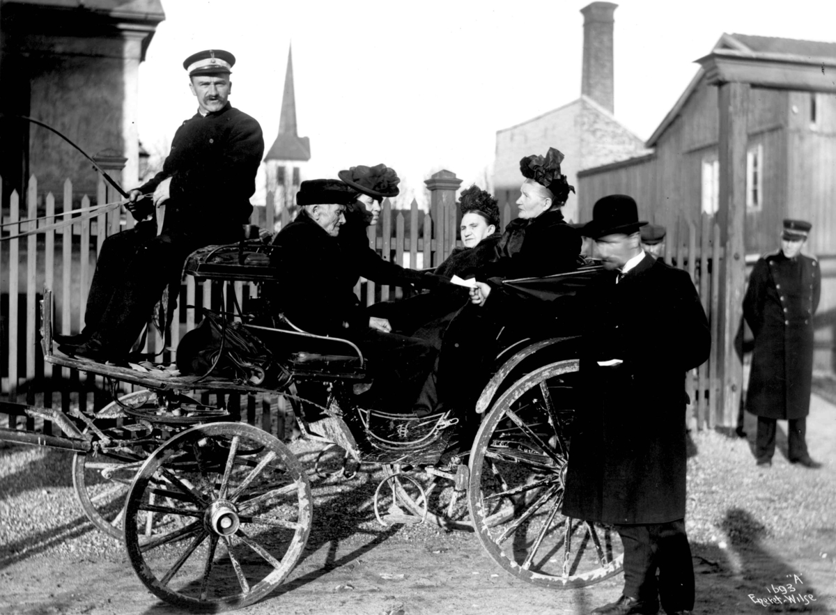 Anders Beer Wilse, Stortingsvalg, muligens Drammen, Buskerud, 1909. Ved dette valget kunne kvinner fra borgerskapet og middelklassen avgi stemme for første gang.