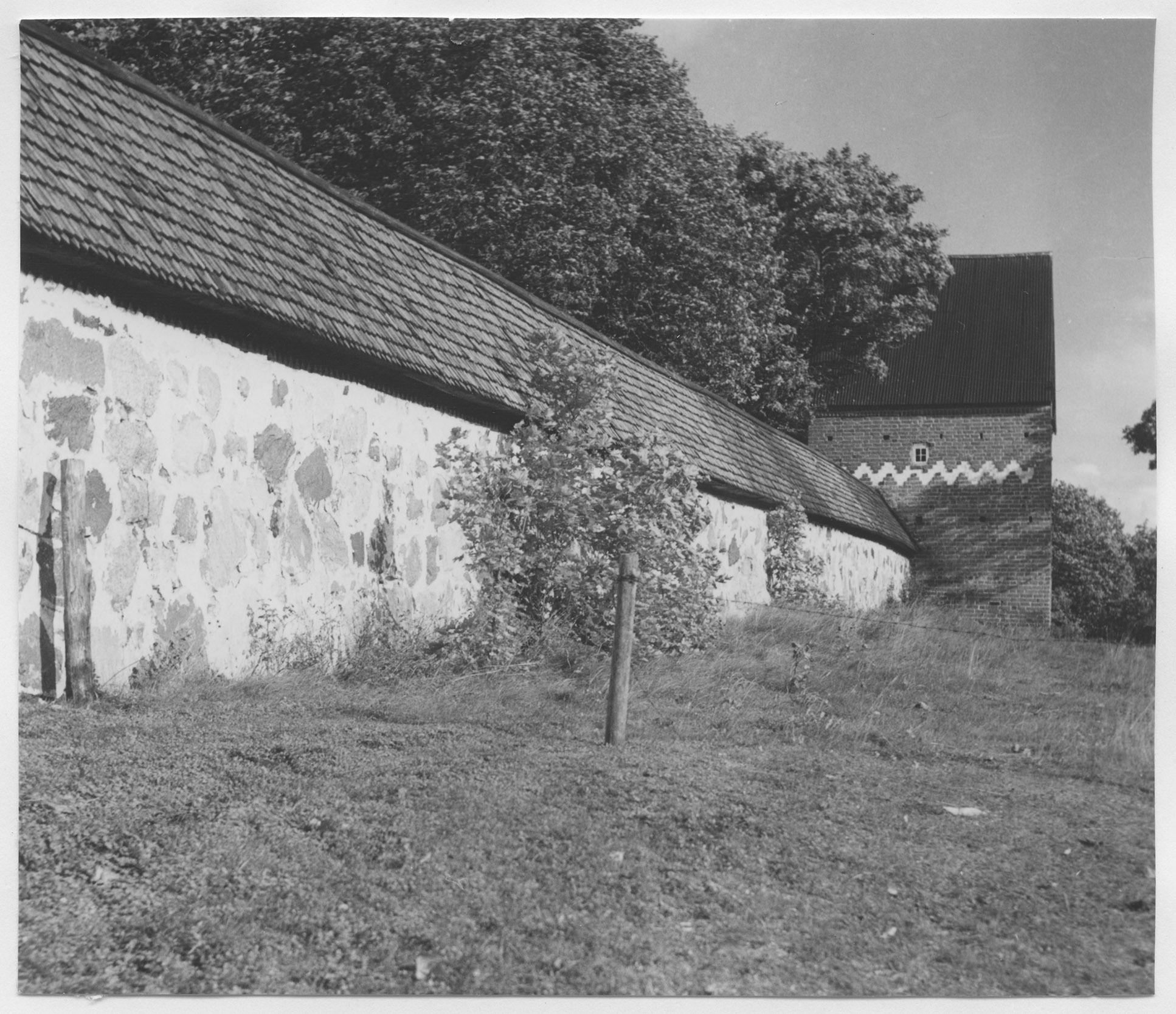 Mårten Sjöbeck, Vendels kyrka, kyrkogårdsmur och port