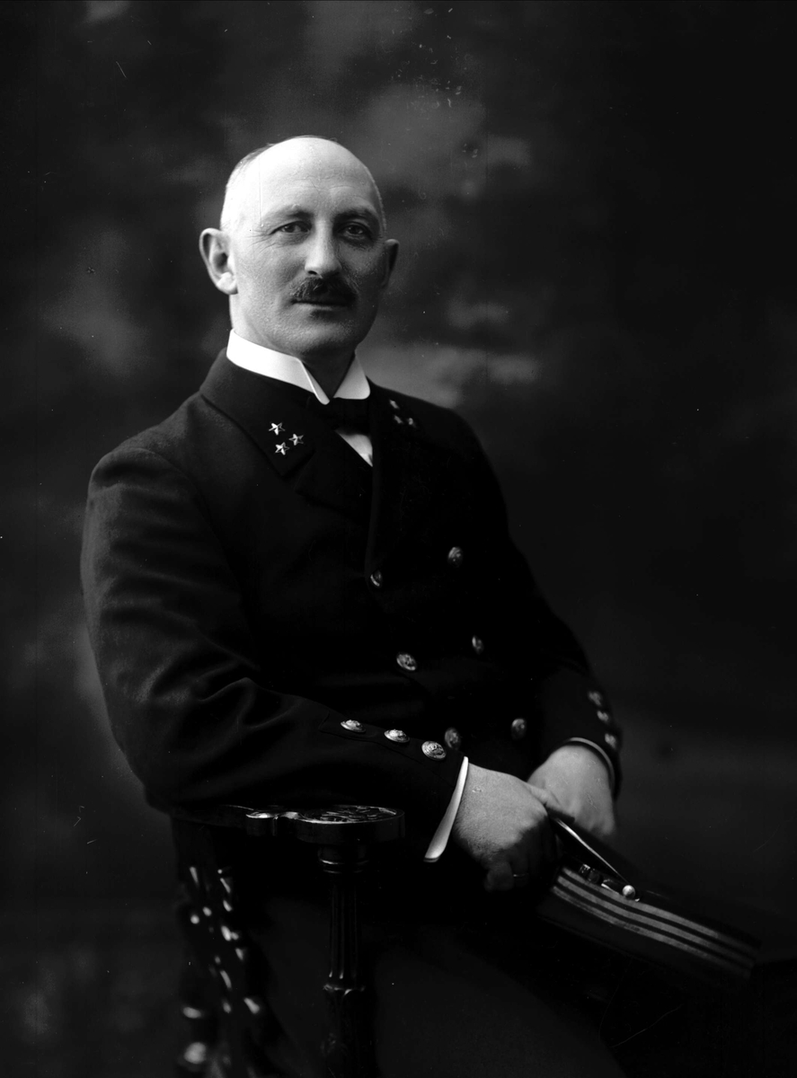 Gustav Borgen, Portrett, mann i uniform. Kaptein Peronard.