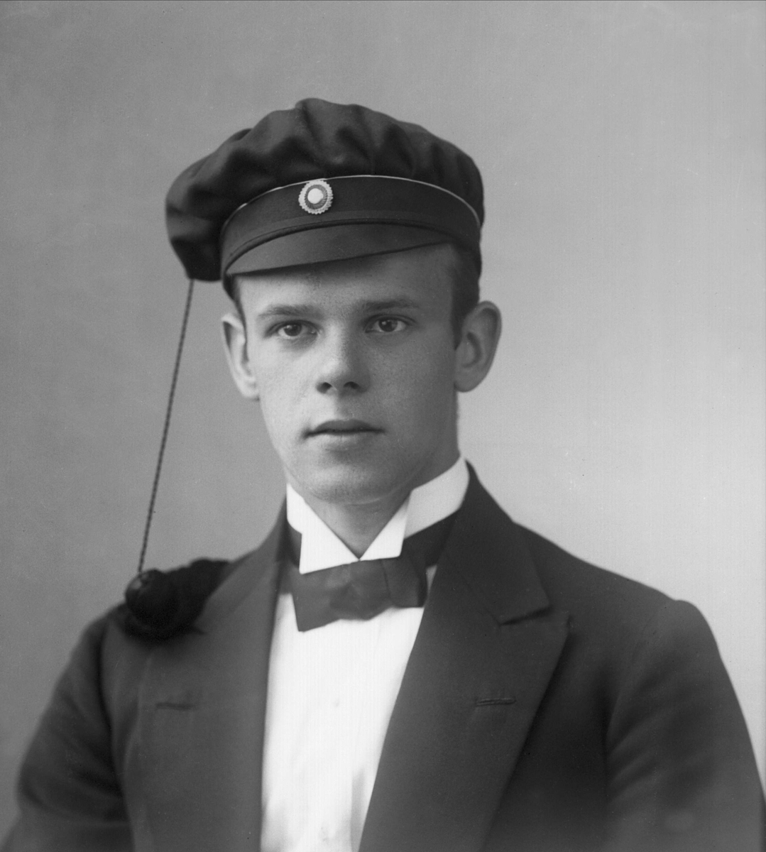 Gustav Borgen, Portrett, mann med studentlue, Thoralf Johansen.