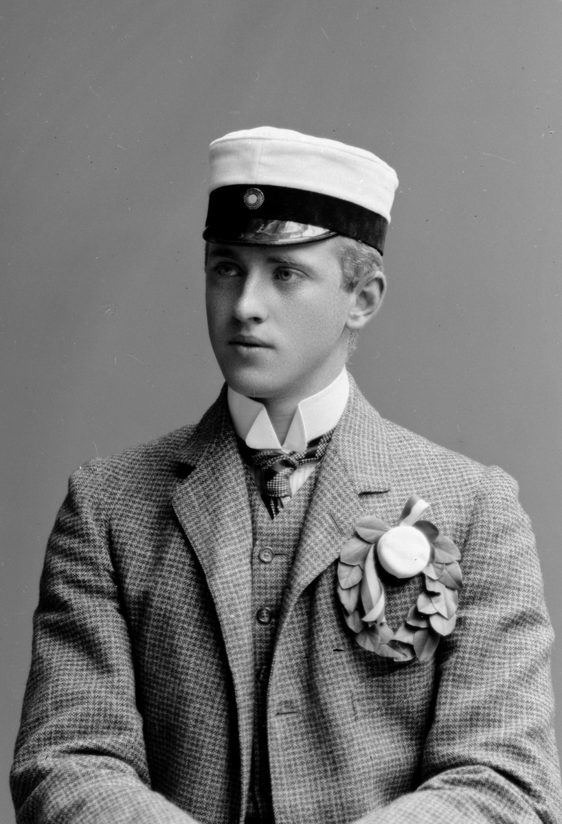 Maria Tesch, Porträtt Fotograferad i Maria Teschs ateljé som fanns i Linköping åren 1873 - 1936. Digitaliserad efter original glasnegativ som förvaras på Stiftsbiblioteket /Linköpings stadsbibliotek.