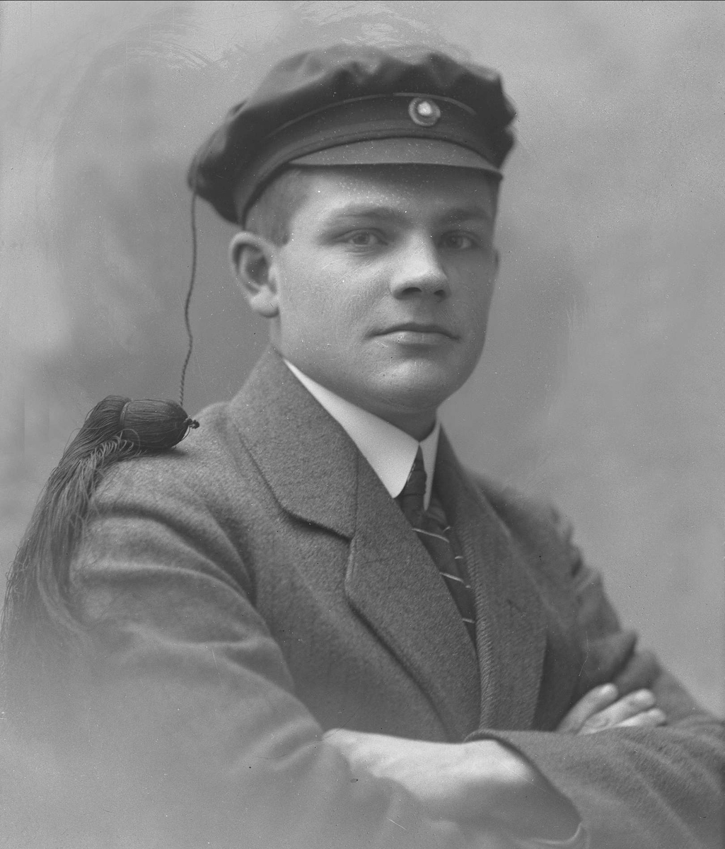 Gustav Borgen, Portrett, mann med studentlue. Leif Frøen.