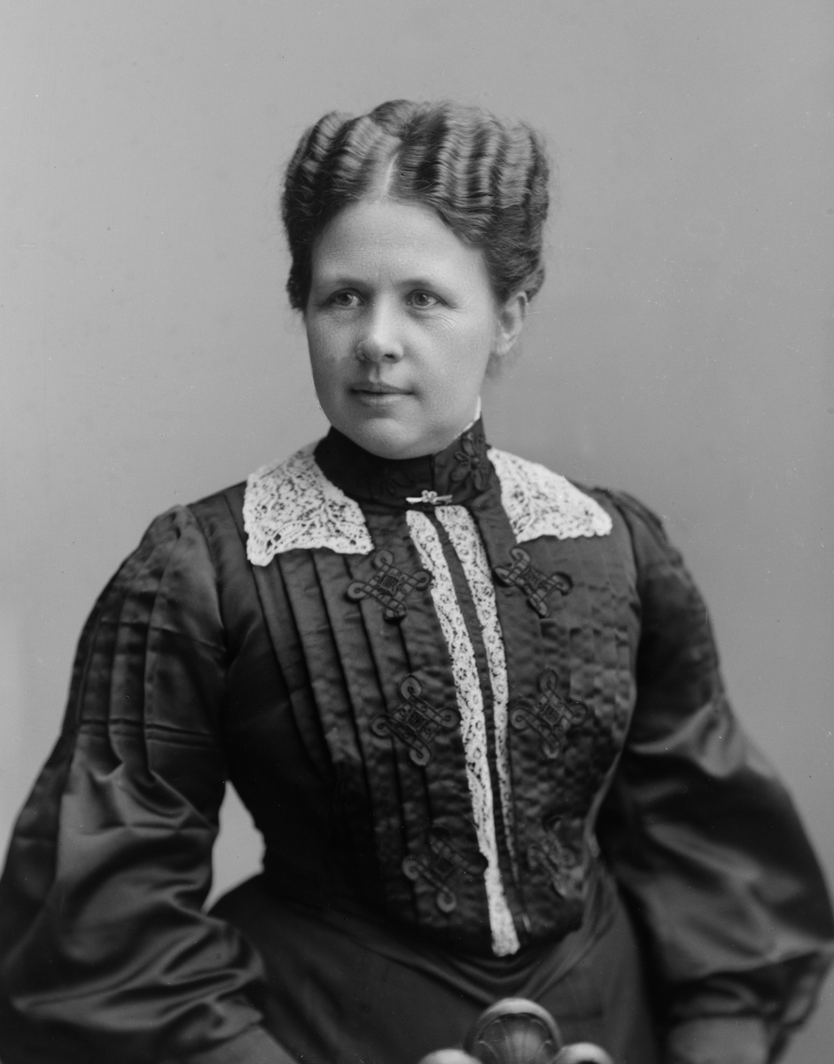 Maria Tesch, Hedda De Frese f Wästfelt Foto: Maria Tesch. Fotograferad i Maria Teschs ateljé som fanns i Linköping åren 1873 - 1936. Digitaliserad efter original glasnegativ som förvaras på Stiftsbiblioteket /Linköpings stadsbibliotek.