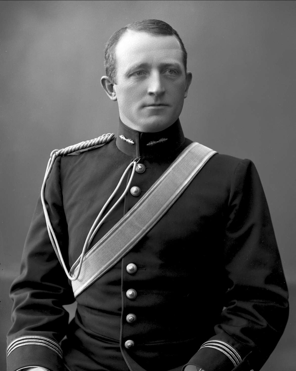 Gustav Borgen, Portrett, Johan Tidemann Sverre, (1867-) i uniform som kaptein ved artilleriet som reglementert fra 1894 til 1910.