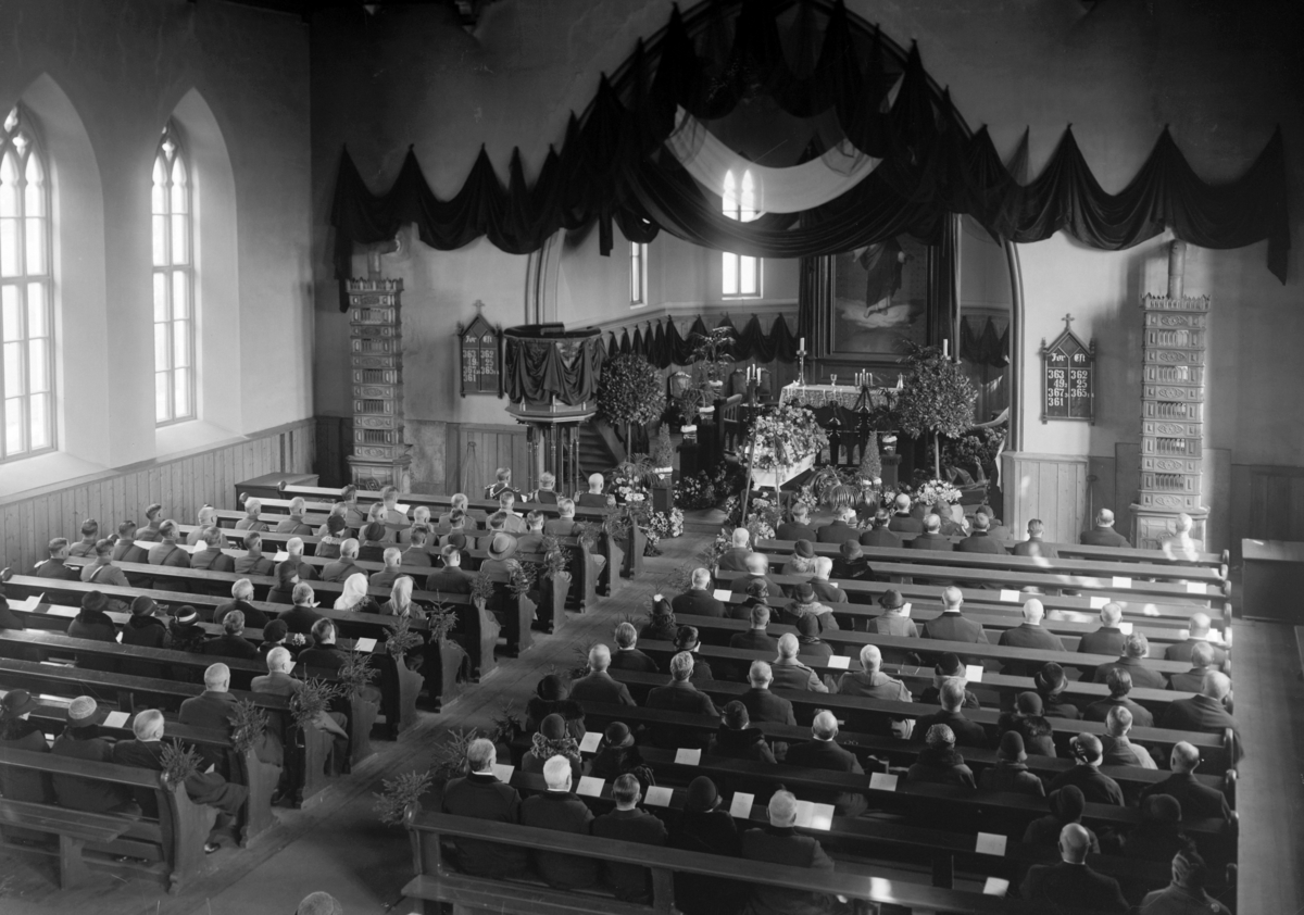 Christian Grundseth, HORNE OBERST BEGRAVELSE, INTR: KIRKE, 37583 Romedal kirke, interiør, menighet, pyntet, blomster, granbar, tøystoff.