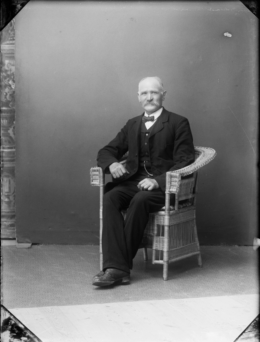 Skötsner-Edhlund, Ateljéporträtt - Mats Jansson från Vällsätter, Ekeby socken, Uppland 1925