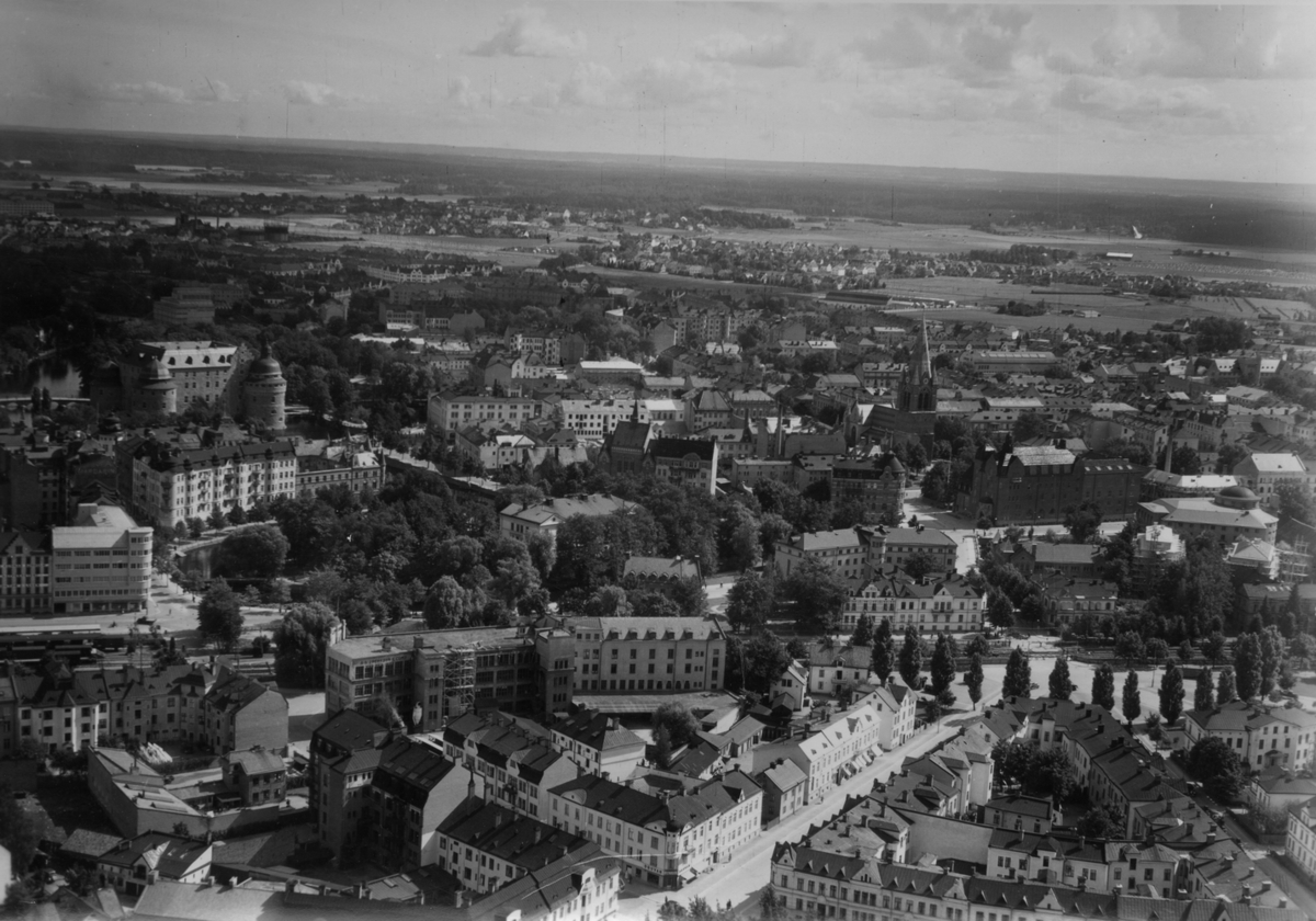Aero Matriel AB, Flygfoto över Örebro stad. Vasatorget, m.m. syns på bilden. (Industribolaget ligger till vänster utanför bild)