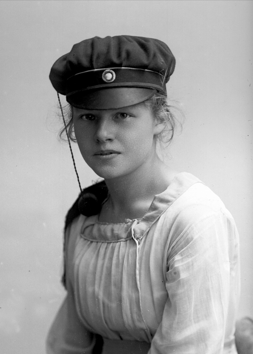 Gustav Borgen, Portrett, pike med studentlue.Student Aslaug Soot.