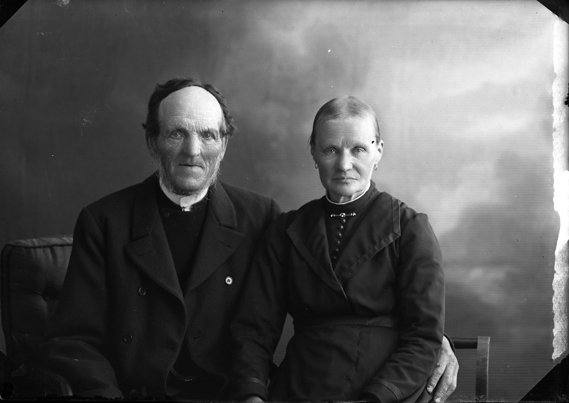 Calla Helena Sundbeck, Ett äldre sittande par. Mannen håller sin arm om kvinnans midja.