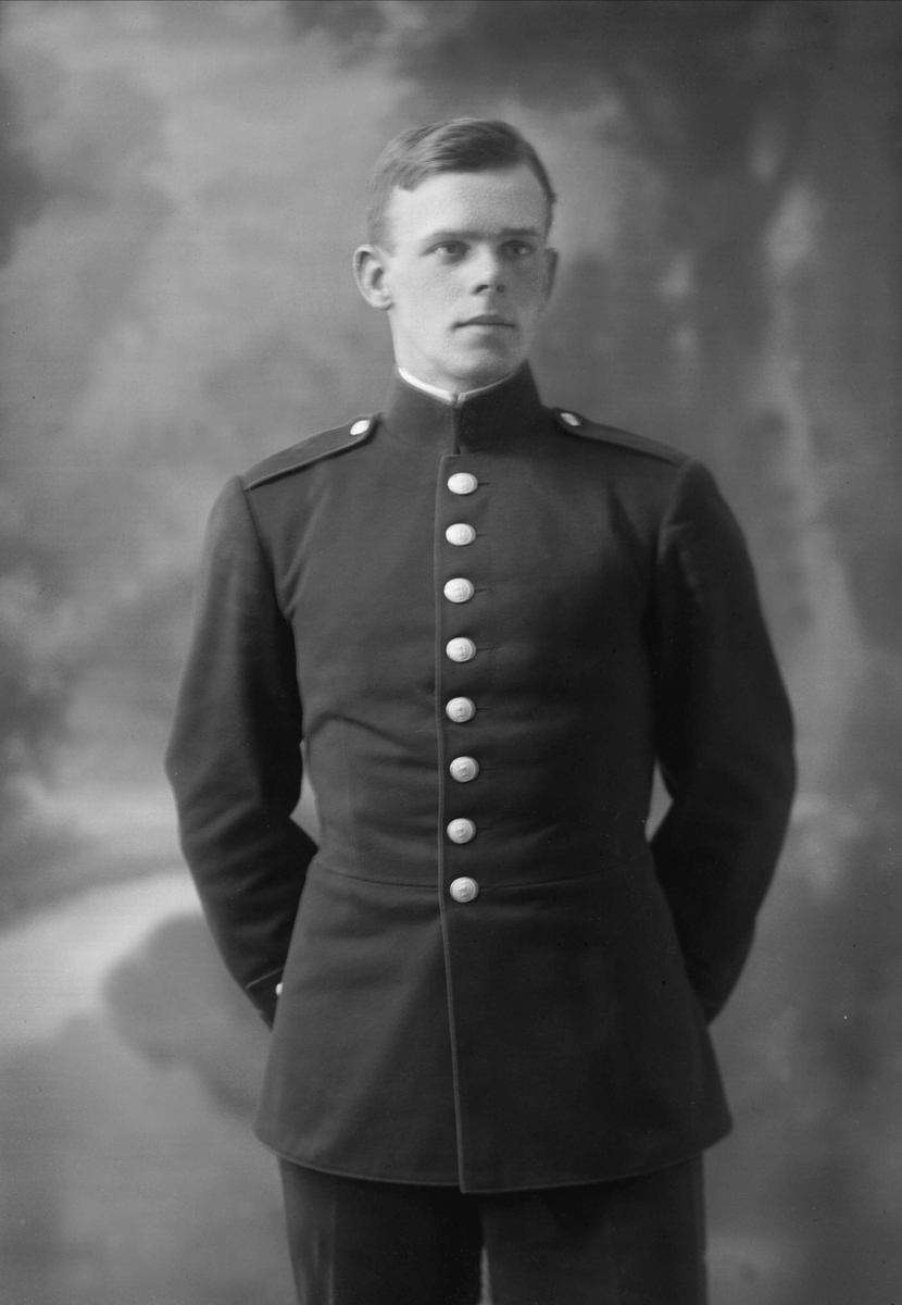 Gustav Borgen, Portrett, mann i kadettuniform.