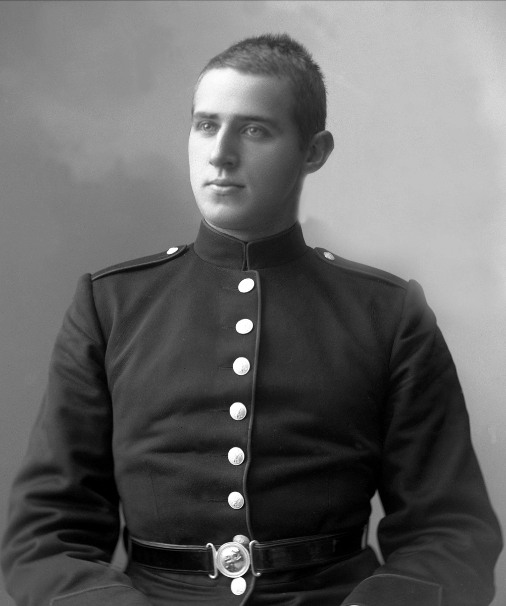 Gustav Borgen, Portrett, mann i kadettuniform.