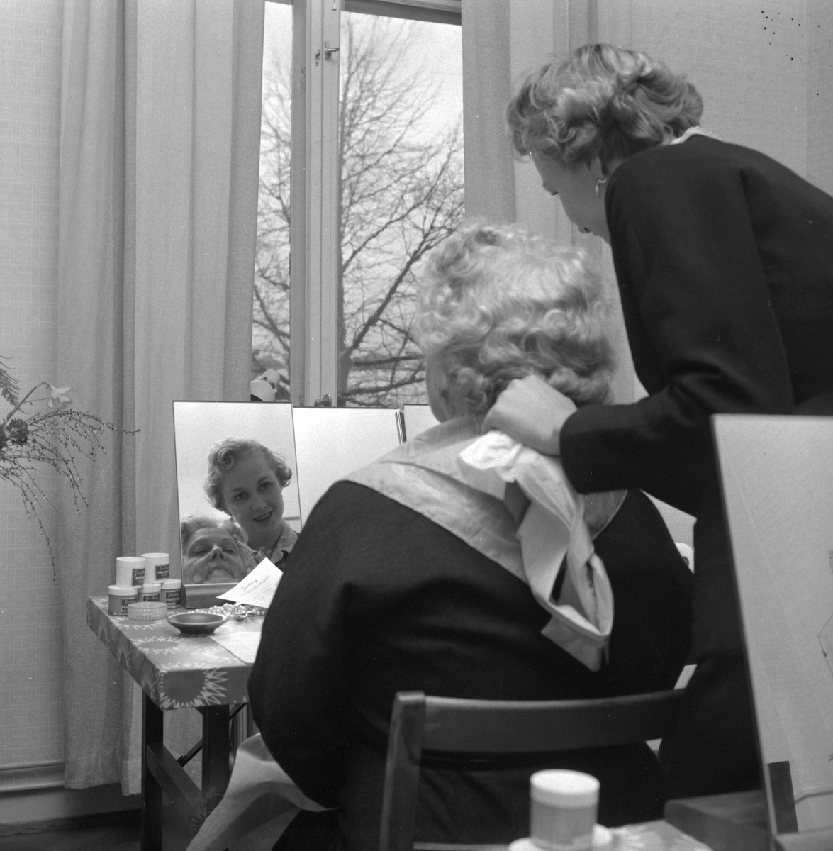 Örebro Kuriren, Makeupskola på Contan. Januari 1956.