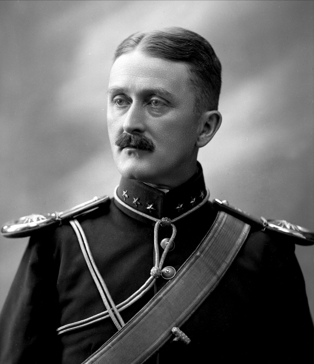 Gustav Borgen, Portrett, Carl Leo Eckbo i uniform som kaptein i artilleriet.