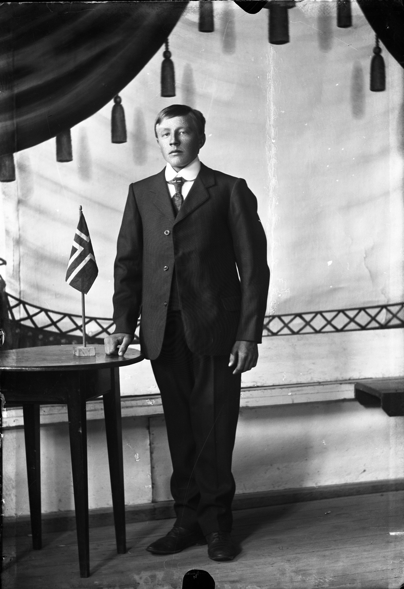 Oscar Holte, Portrett av mann