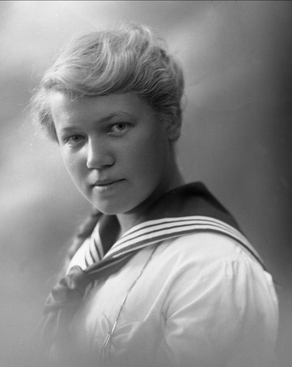 Gustav Borgen, Portrett, ung pike i matrosdrakt. Frøken Karen Reistad, 1917.