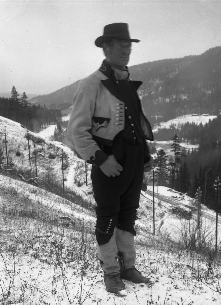 Gustav Borgen, "Hiterdøl i nationaldrakt", Heddal (Hiterdal).