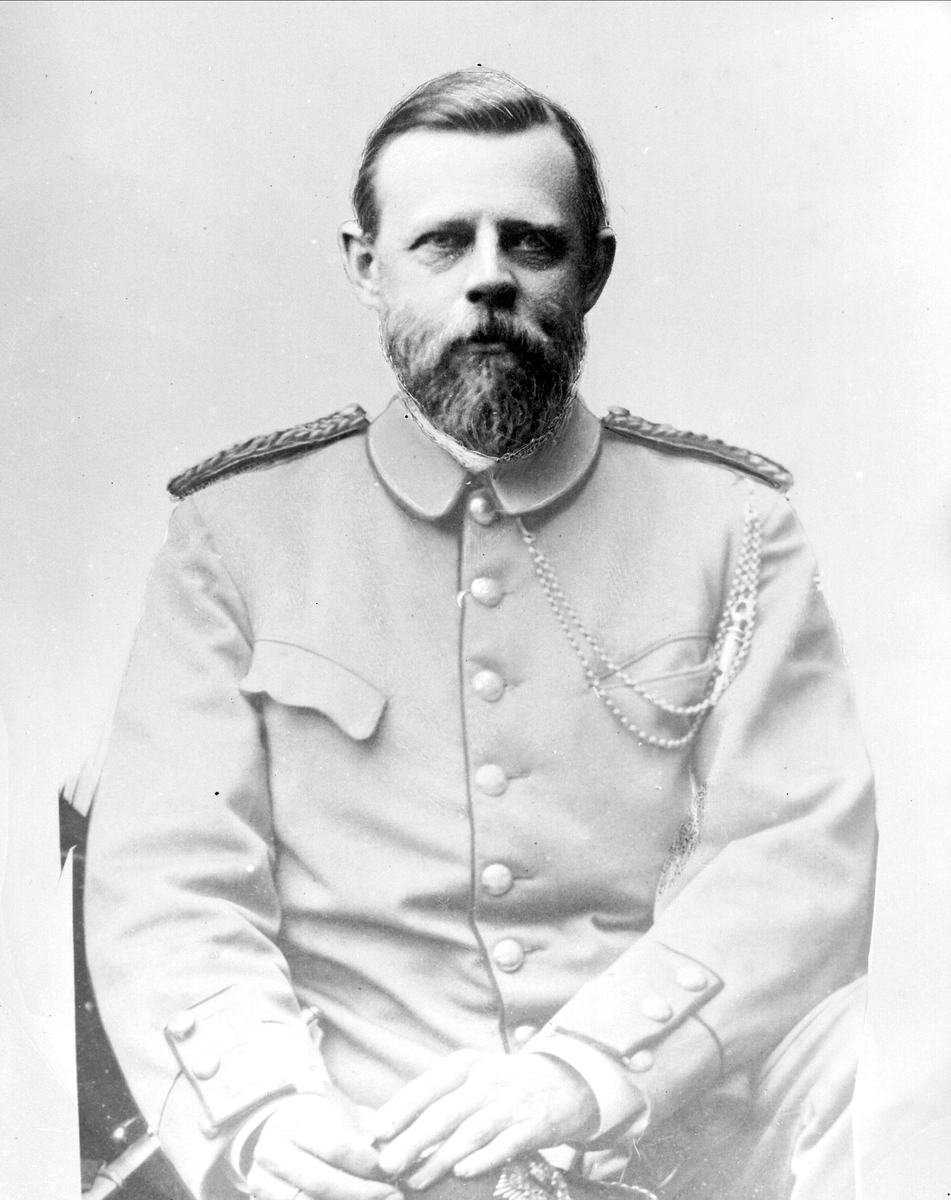 Gustav Borgen, Avfotografering. Mann i lys uniformsjakke. Fru kaptein Kokkins kopi.