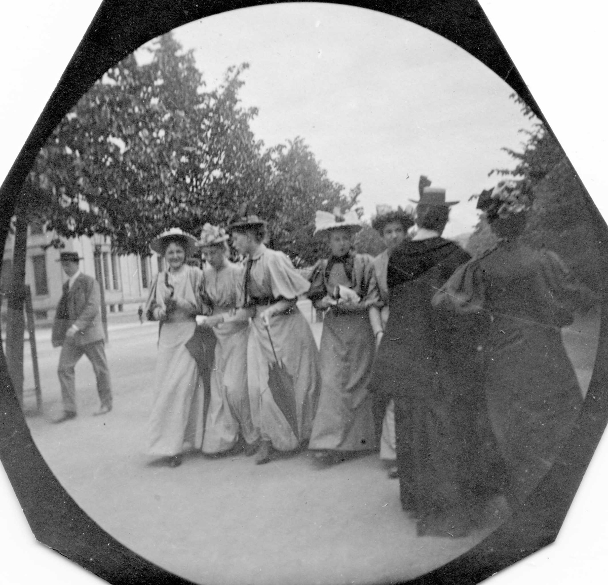Fredrik Carl Mülertz Størmer, Fem lyskledde, unge kvinner spaserer i Studenterlunden, Oslo. To eldre kvinner med ryggen til. Universitetet.