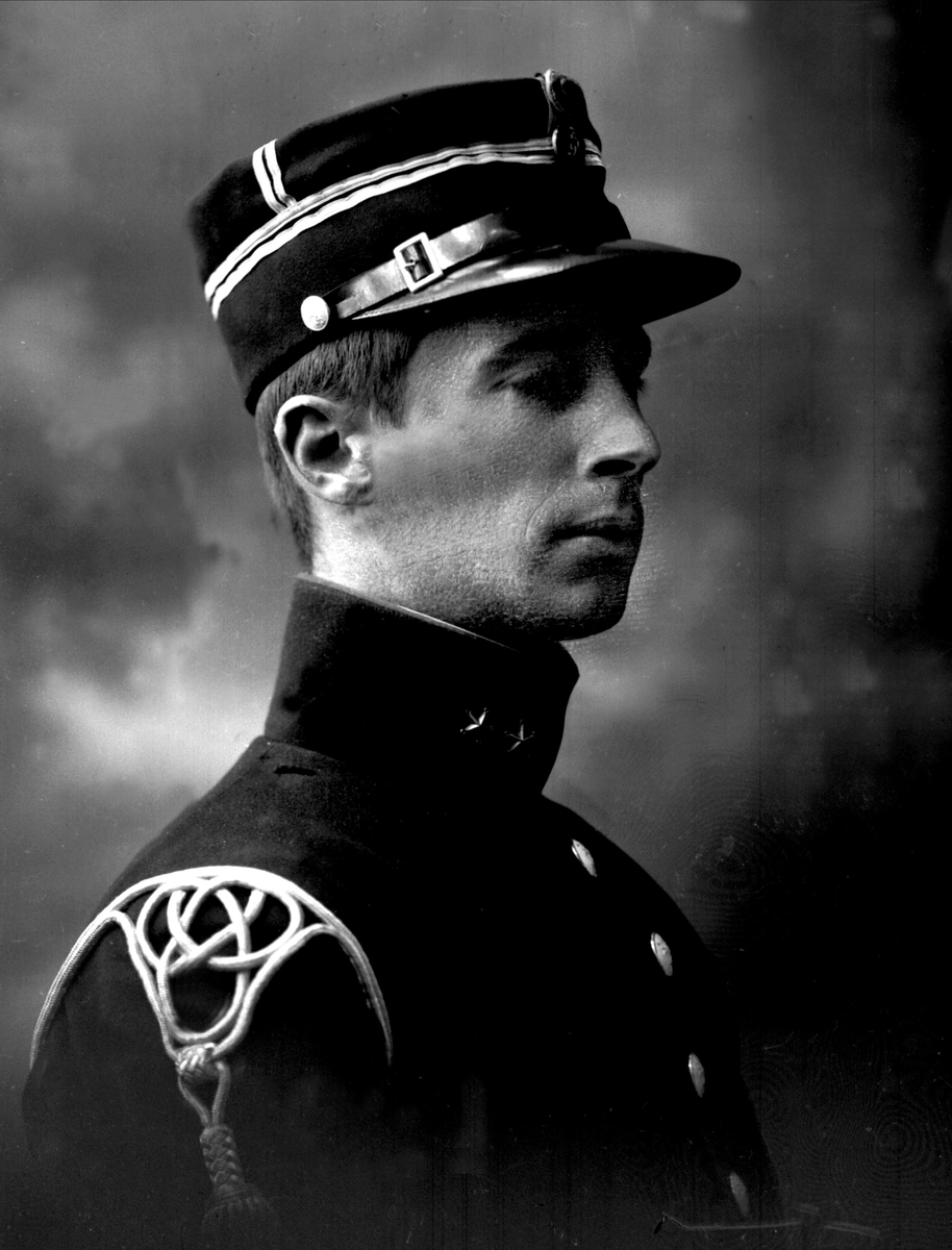 Gustav Borgen, Portrett, Alf Paus i uniform som løytnant.