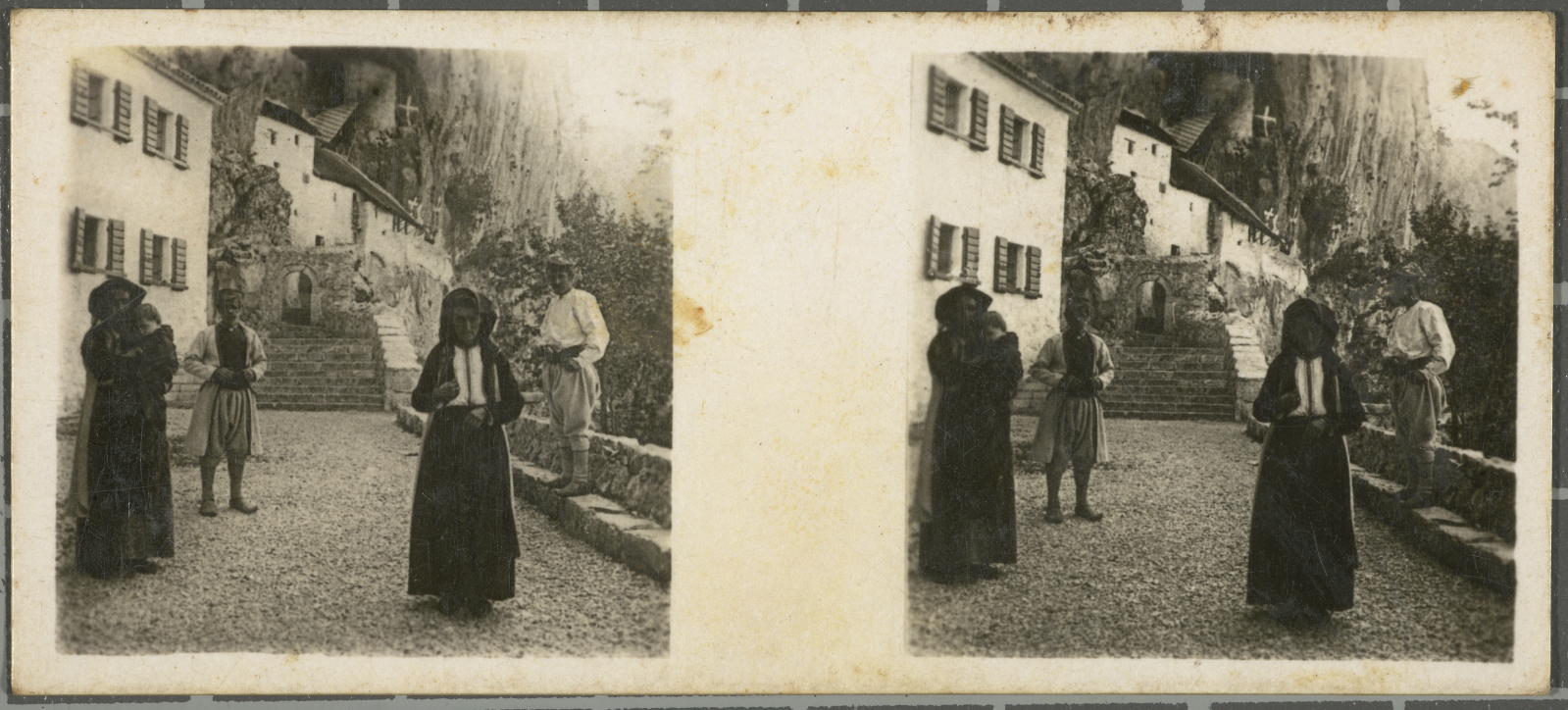 Desconegut, Polonia-Ostrog.-Antiguo Monasterio. Solsona Rivers S.A.