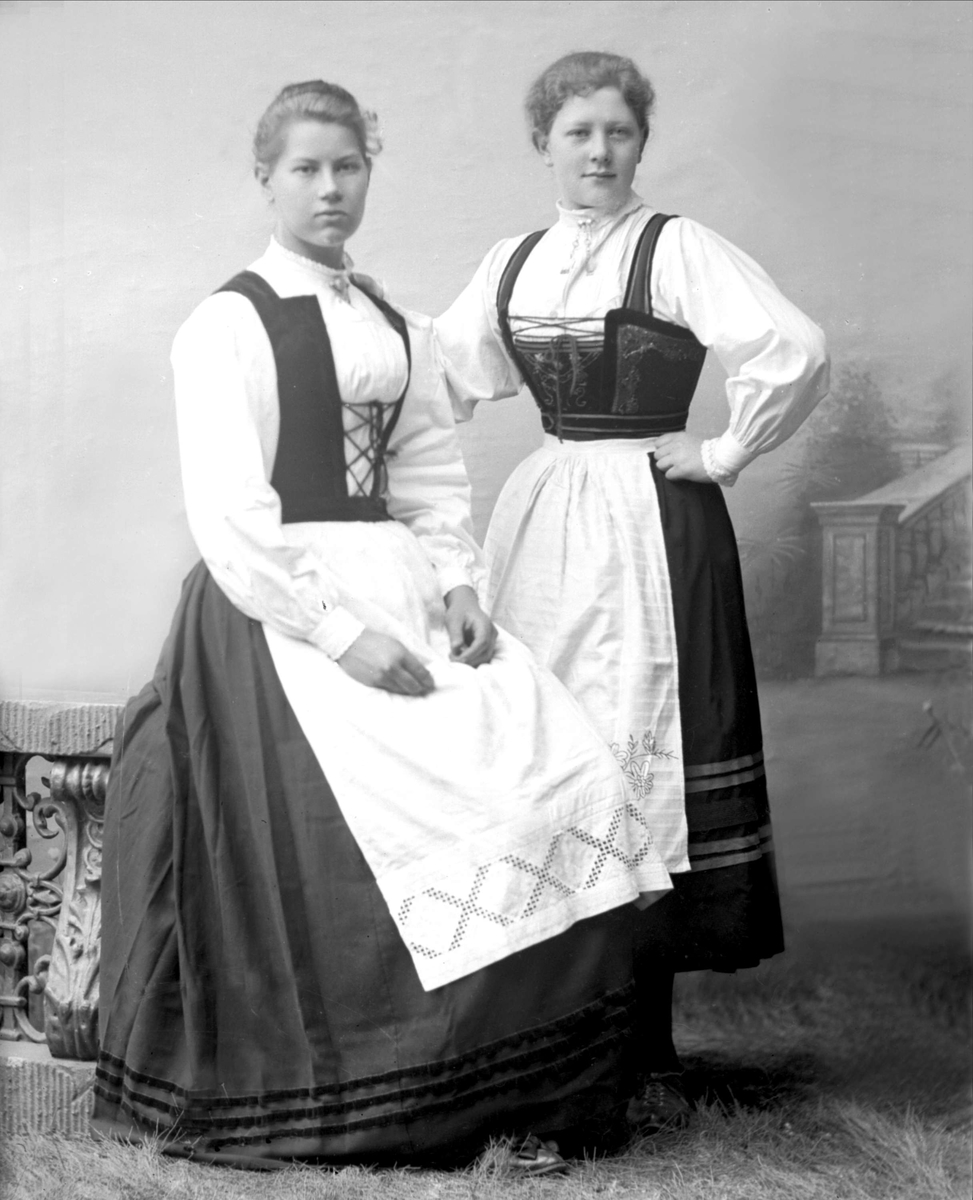 Gustav Borgen, Gruppeportrett, to kvinner i bunad.