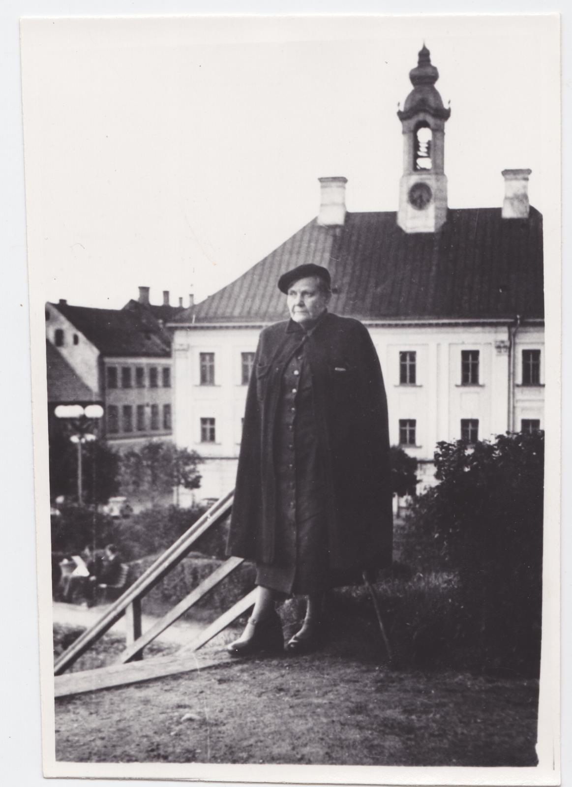 Ellinor (kujutatu) Aiki, E. Aiki jalutuskäigul raekoja taga.