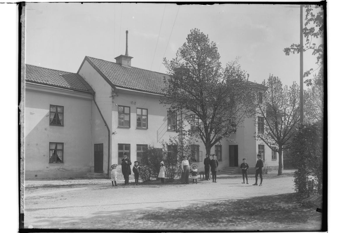 Samuel Lindskog, Two-storey residential building with stairwell. Farm interior, 10 people. Shower Axel Söderlindh.
