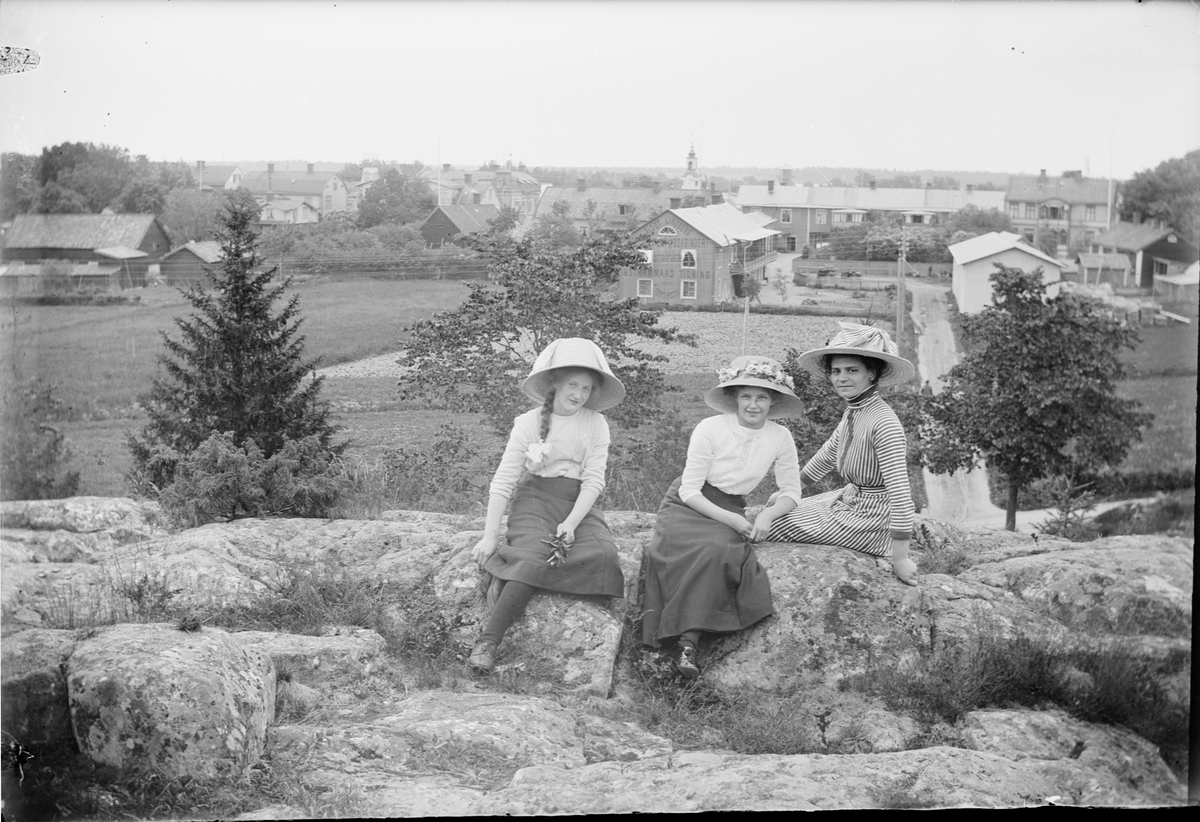 Skötsner-Edhlund, Sara Edhlund med kamrater på berghäll med vy över Östhammar, Uppland
