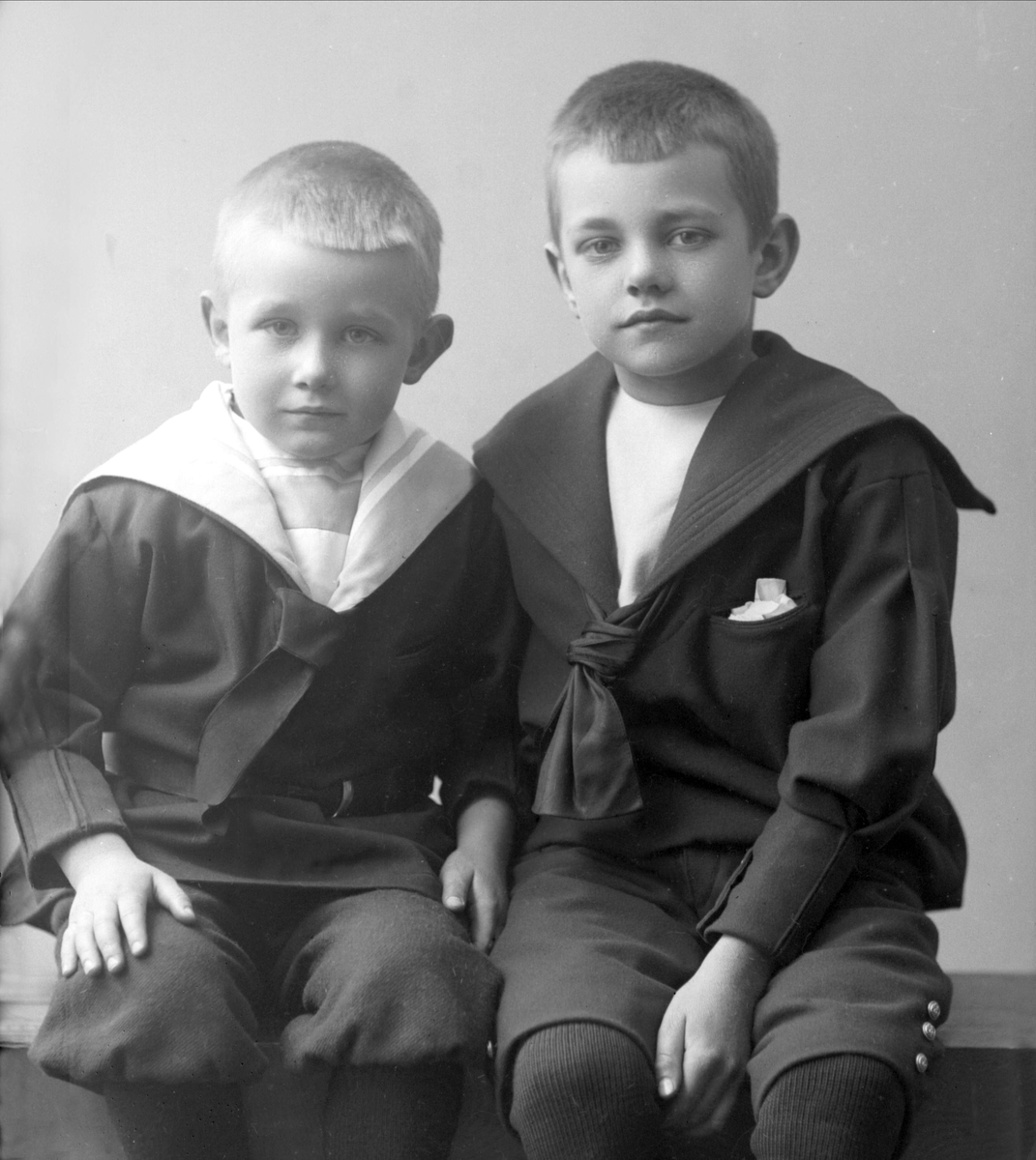 Gustav Borgen, Gruppeportrett, to gutter i matrosdrakt. Otto og Fredrik Jervell.