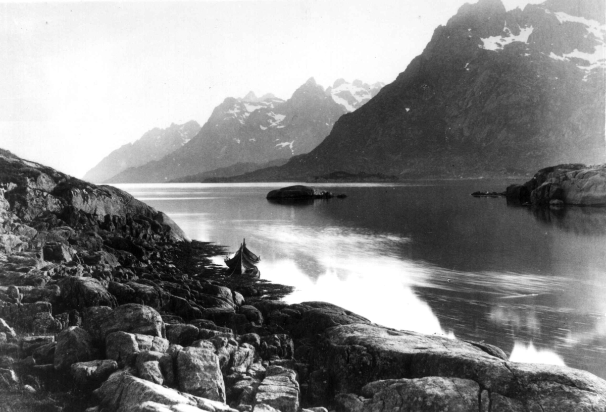 Knud Knudsen, Parti av Raftsundet, Vågan eller Hadsel, Nordland. Fortøyde båter.