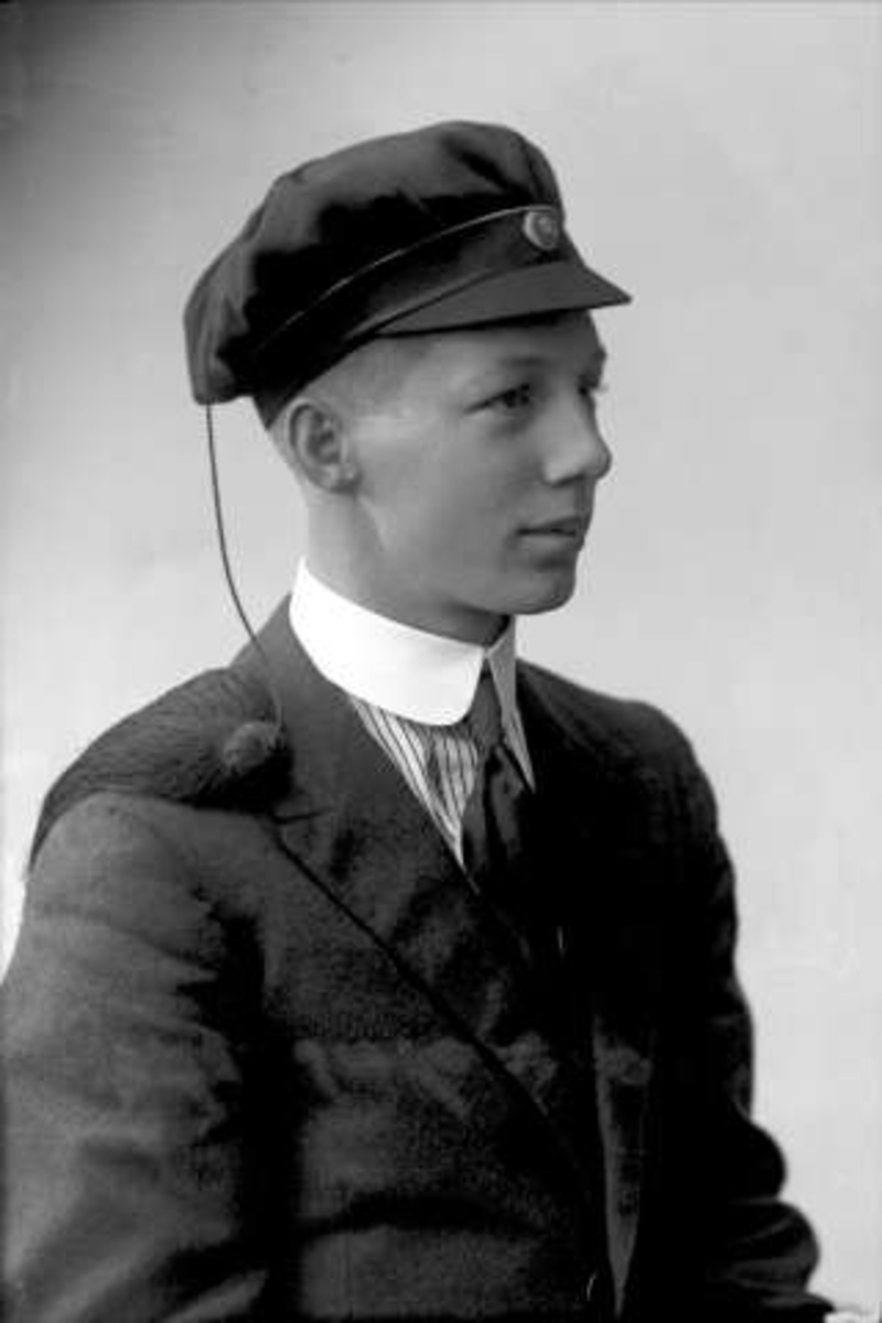 Gustav Borgen, Portrett, mann med studentlue. Student Johs Sorteberg.