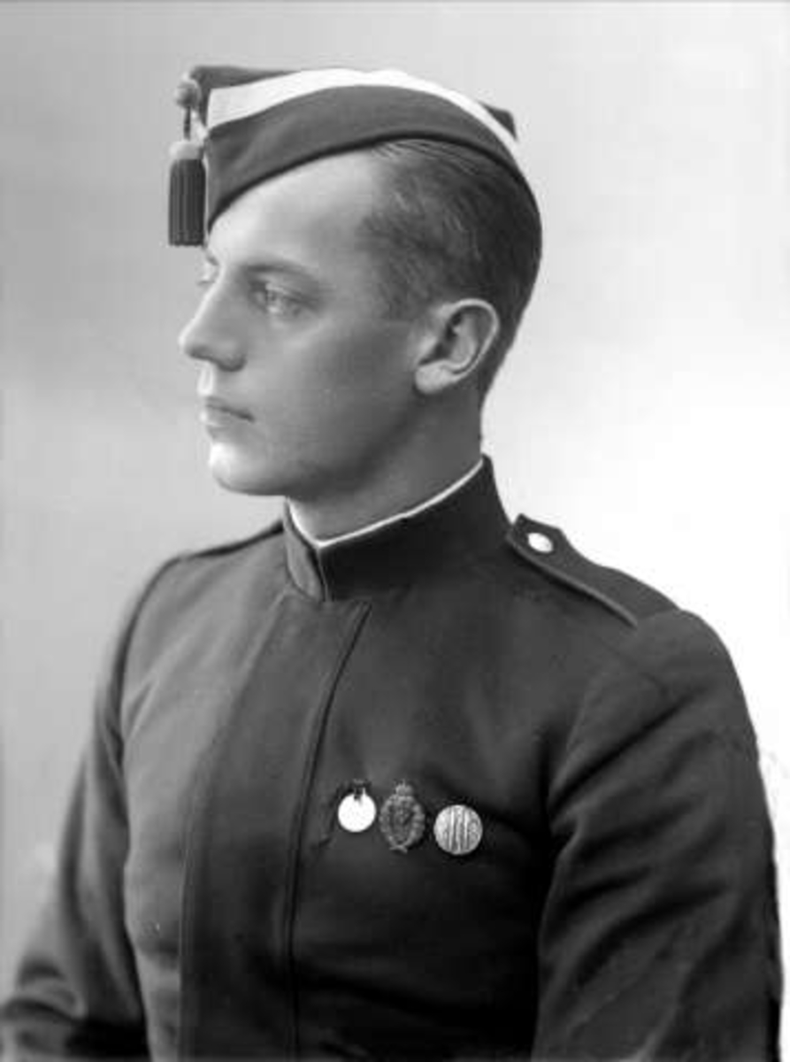 Gustav Borgen, Portrett, mann i gardistuniform. Engelhardt Olsen.