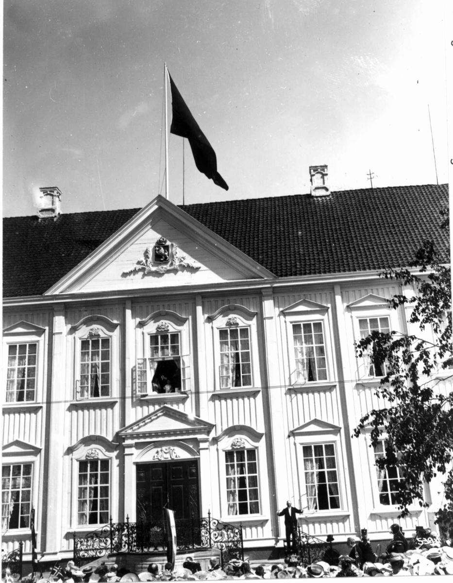 Anders Beer Wilse, Stiftsgården i Trondheim i forbindelse med kong Haakon VII kroningsferd i 1906. Eksteriør med kronprins Olav i vinduet med flagg.