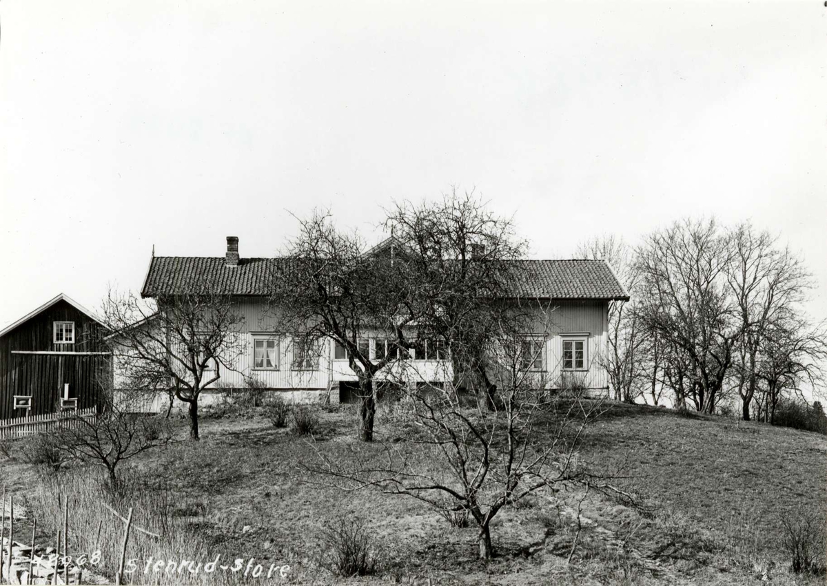 Anders Beer Wilse, Stensrud gård, Oslo, Østre Aker. Husene sett fra hagen.