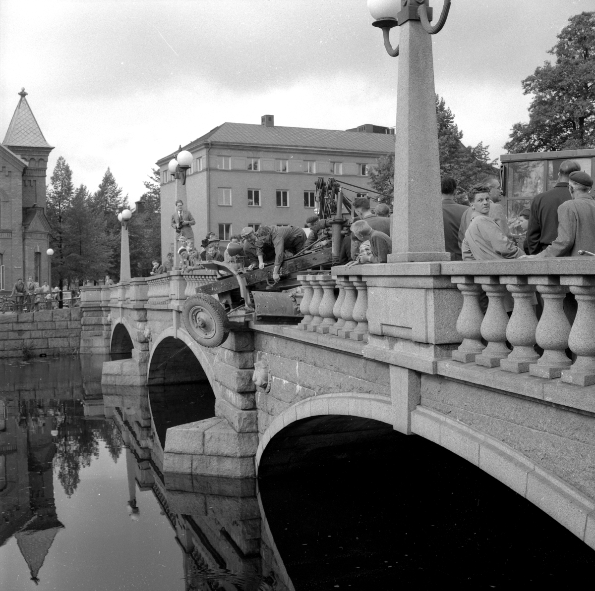 Örebro Kuriren, Vägskrapa genom Vasabron. 6 september 1955.