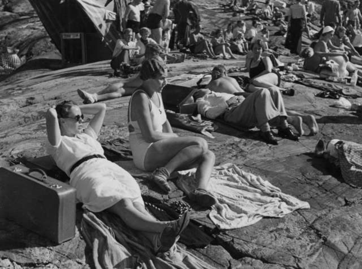 Anders Beer Wilse, Strandliv med badegjester som soler seg på svaberget ved sjøen på Ingierstrand bad utenfor Oslo.